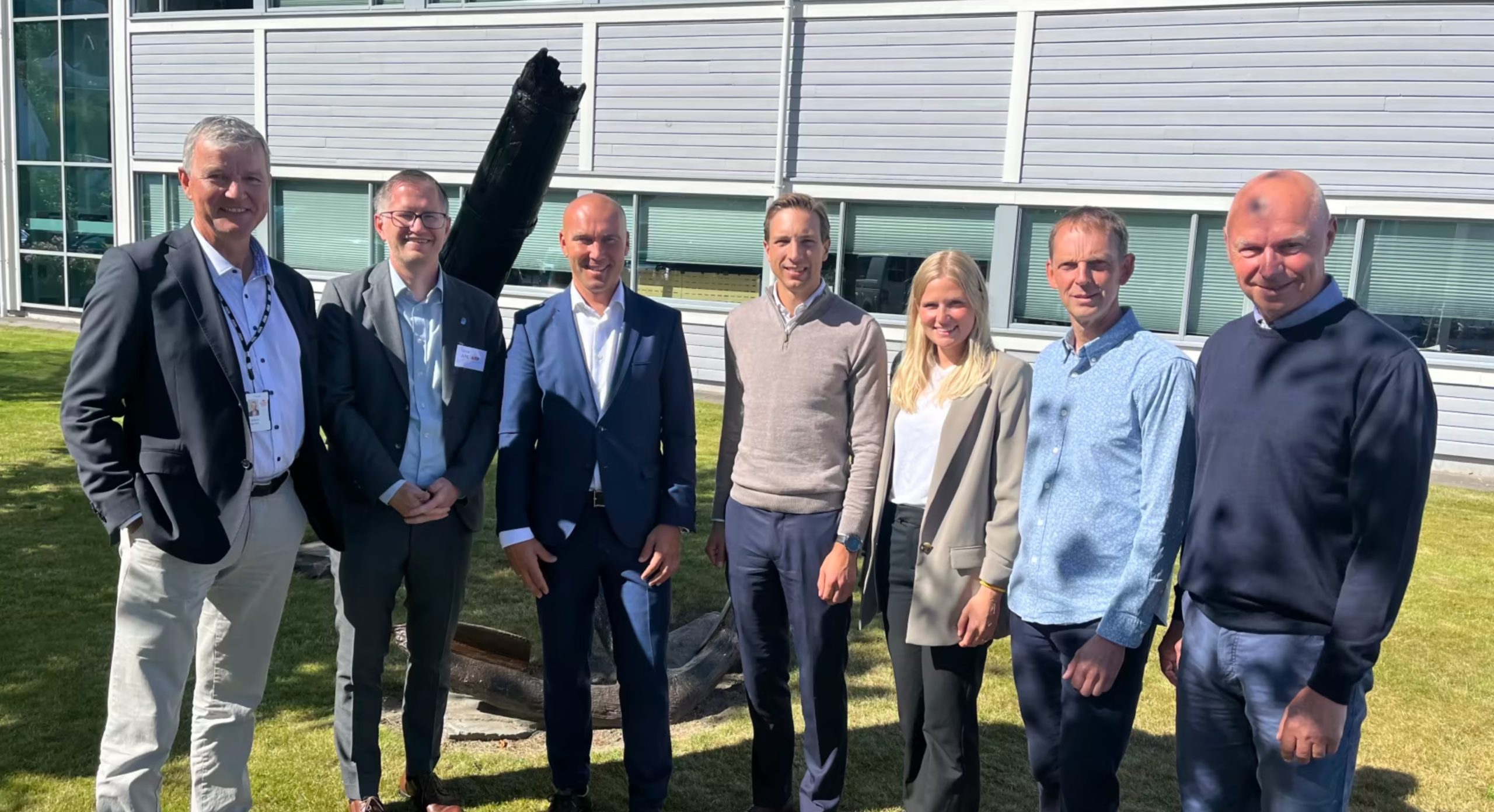 På bildet fra venstre: Haavard Hjellseth (Daglig Leder, APL), Robert Cornels Nordli (ordfører Arendal, AP), Jon Kippenes (Leder Verdikjede, Blåvinge), Lars Mikkel Reiersen ( Prosjektleder, Blåvinge), Karoline Bakken (Prosjektutvikler, Blåvinge), Geir Olav Hovde (Teknisk Leder, APL), Bjørn Andersen (Prosjektleder, APL) - foto: APL