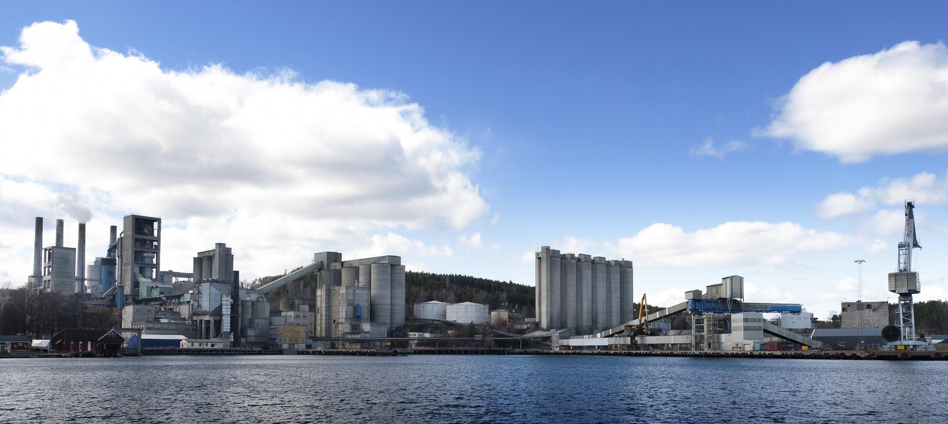 Bilde 3 og 4: Deler av karbonfangstanlegget ved Heidelberg Materials-anlegget i Brevik, Norge.