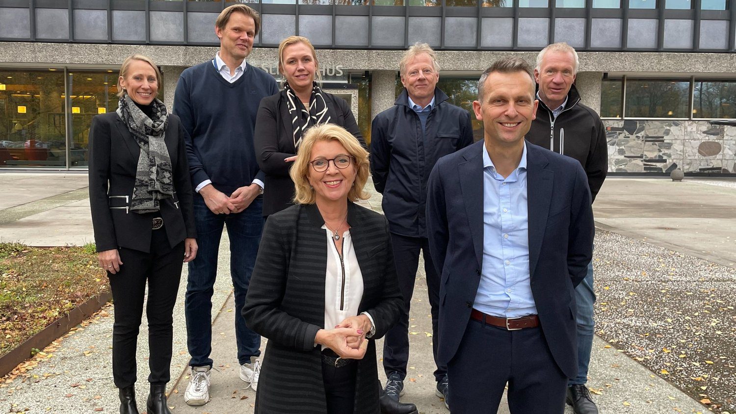 Foran: Åslaug Haga og Knut Kroepelin.

Bak fra venstre: Ingebjørg Telnes Wilhelmsen (generalsekretær i Norsk Hydrogenforum), Trygve Mellvang Tomren-Berg (daglig leder i Norsk Fjernvarme), Trine Kopstad Berentsen (CEO i Solenergiklyngen), Knut Lockert (daglig leder i Distriktsenergi) og Øystein Grundt (spesialrådgiver i Småkraftforeninga)
Foto: Norwea
