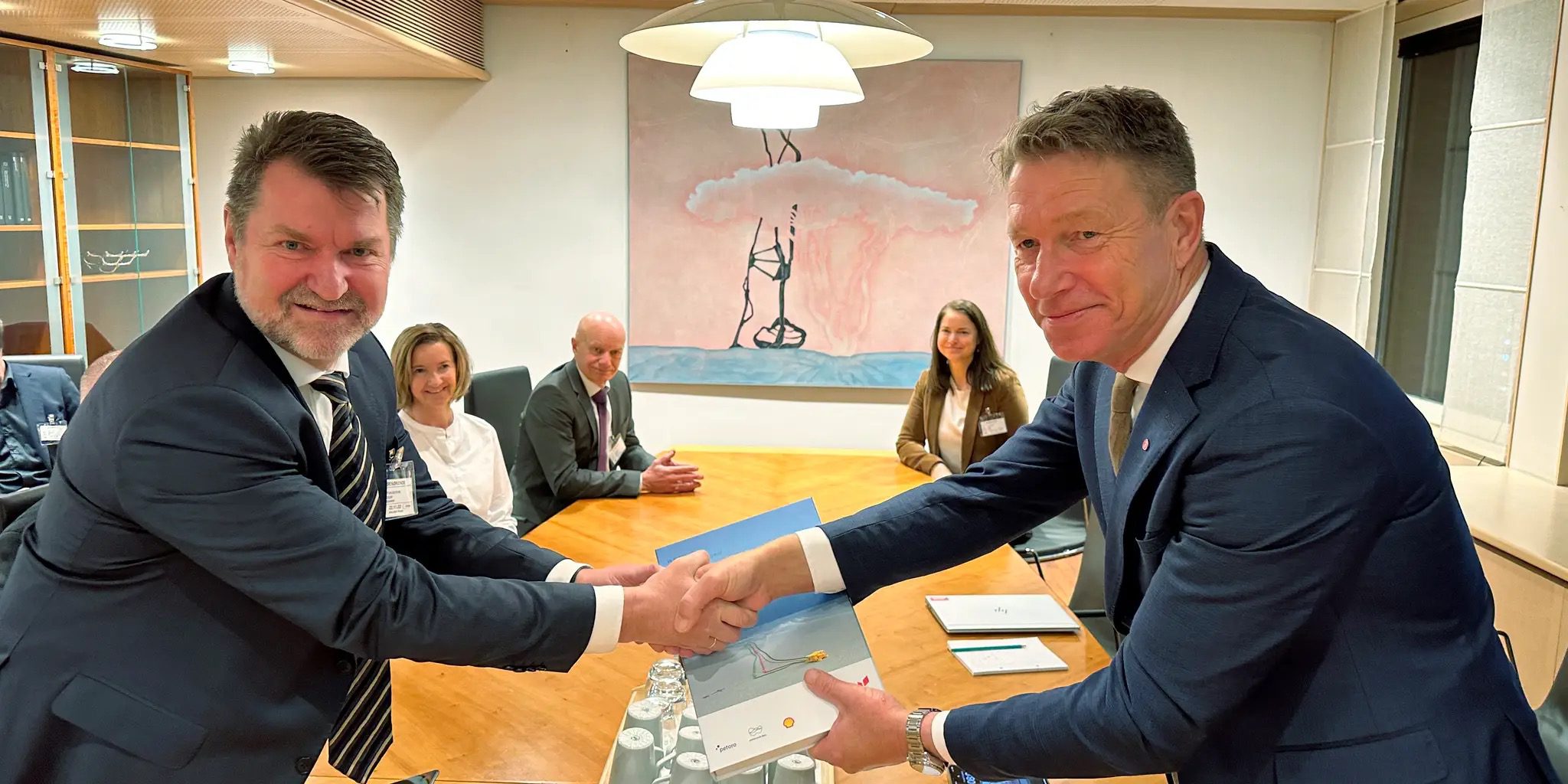 Geir Tungesvik (t.v.) overrakte PUD (Plan for utvikling og drift) for Irpa-funnet til Olje- og energiminister, Terje Aasland (AP), på vegne av Equinor og Irpa-partnerskapet.
(Foto: Colin Dobinson / Equinor ASA)