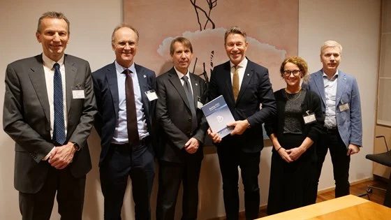 Olje- og energiminister Terje mottok plan for utbygging og drift av Berling, et nytt gassfelt i Norskehavet fra operatør OMV og partnerne 21. desember 2022. Fra venstre: Odd Kjørholt (DNO), Lars Drage (OMV), Knut Egil Mauseth (OMV), olje- og energiminister Terje Aasland, Randi Elisabeth Hugdahl (Equinor) og Jan Peter Kårbø (Equinor). Foto: Margrete Løbben Hanssen / OED