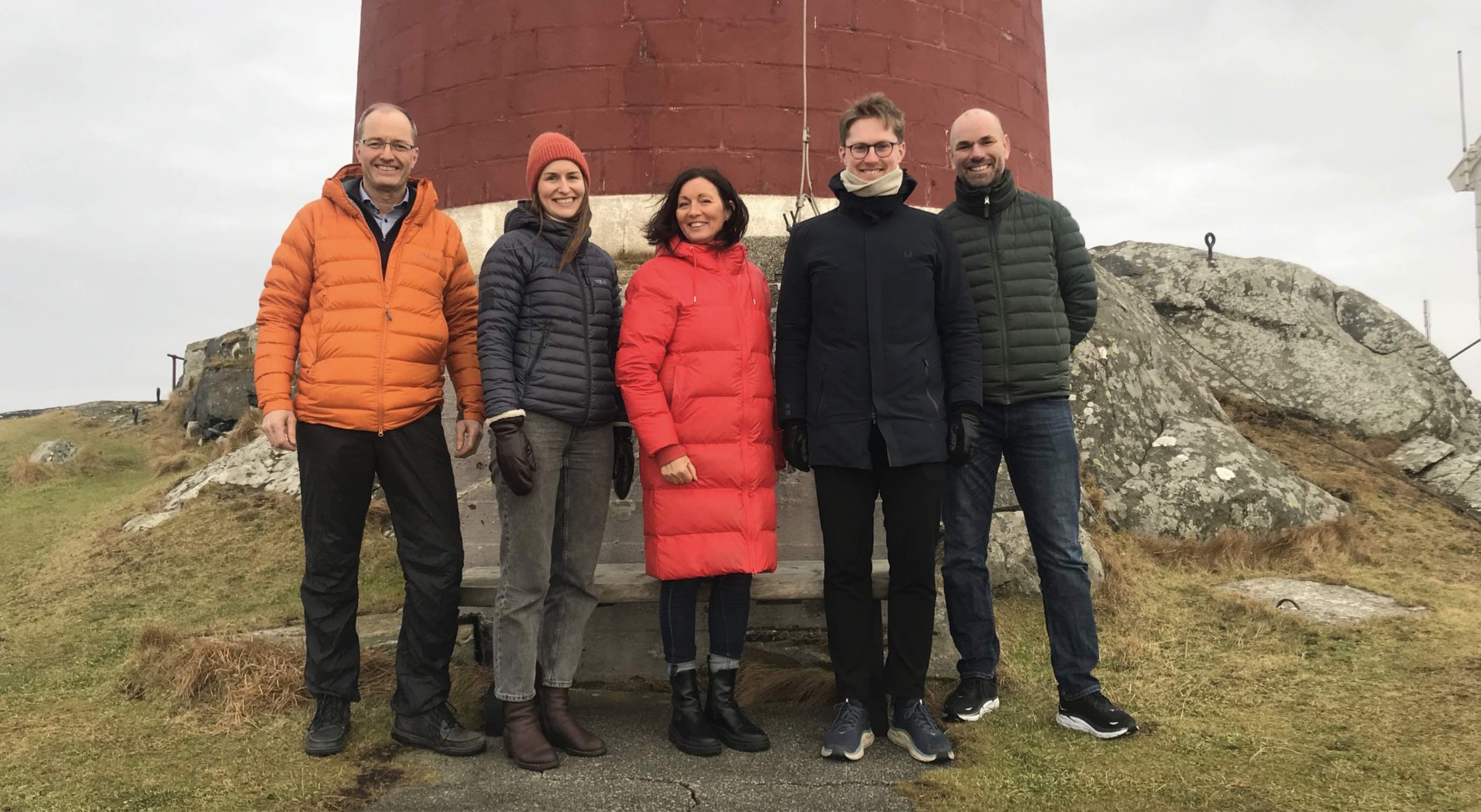 Representanter fra Equinor og Vårgrønn på omvisning på øyen Utsira.