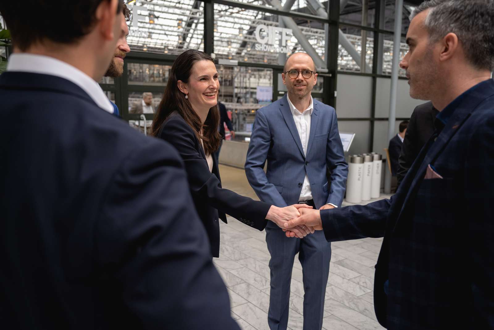 Alana Kühne, viseadministrerende direktør og Head of New Markets i Ørsted møter Karl Daly, Vice President Offshore Wind i DOF Subsea. Foto: Ørsted