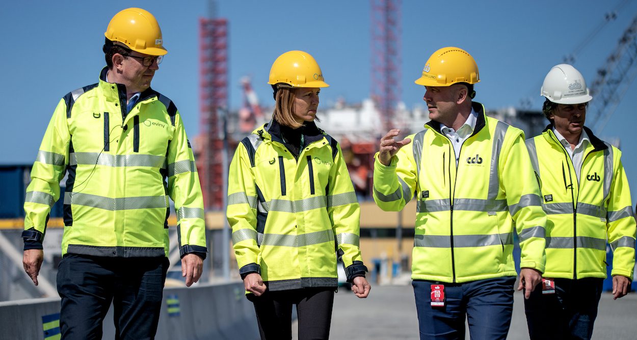 Ågotnes er et av mange kystsamfunn i Norge der kraftunderskudd er en stor barriere for industriutvikling. F.v. Kjell Svellingen (Eviny), Ragnhild Janbu Fresvik (Eviny), Jan-Dagfinn Lund (CCB) og Eivind Losnedahl (CCB) Foto: Eviny - Odd Mehus