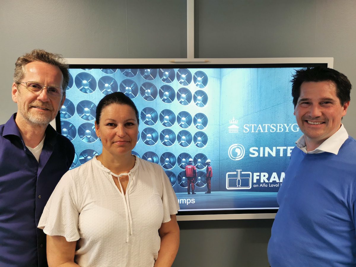 Fra venstre Øyvind Hellan, Forskningsdirektør, SINTEF Ocean, Kjersti Skjelle Paulsen, Prosjektleder, Statsbygg, Terje Ljones, Salgssjef, Framo Aquaculture.