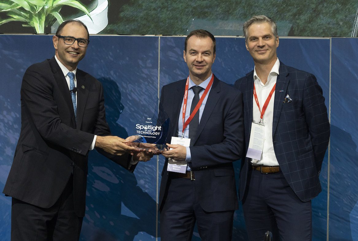 Bilde 1: Martijn Bergink og Sigve Gjerstad fra Framo mottar Spotlight on New Technology prisen under OTC i Houston mandag 1. mai 2023.
