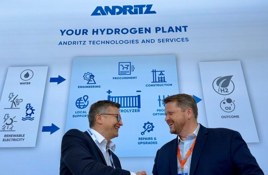 Administrerende direktør i HydrogenPro, Tarjei Johansen (th) i det avtalen med Andritz ble inngått.