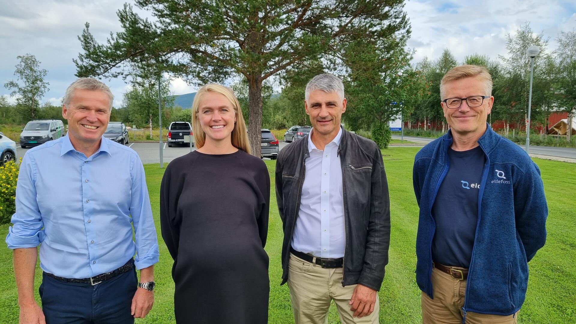 Partene utenfor NØKs hovedkontor på Tynset hvor signeringen fant sted. Fra venstre; konsernsjef NØK Ivar Müller Often, daglig leder Innlandet Fornybar AS Cecilie Arnemo Åsmul, konsernsjef GEH Per Oluf Solbraa og konsernsjef Eidefoss Hans Kolden
Foto: Eidefoss Strøm