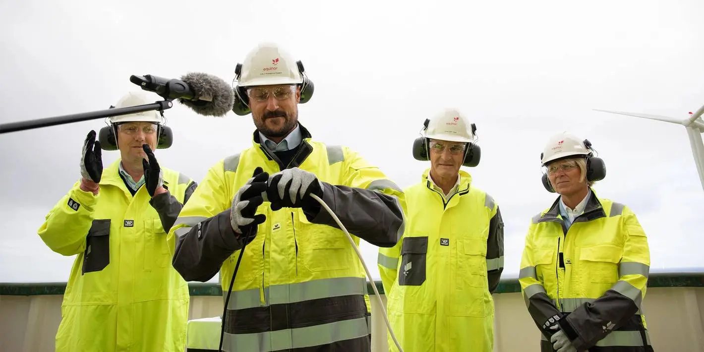 Kronprins Haakon kobler sammen to kabler for å markere den offisielle åpningen av vindparken Hywind Tampen. Til hans venstre, statsminister Jonas Gahr Støre og Equinors fornybardirektør for Norge Siri Espedal Kindem. På andre siden står Equinors konserndirektør for norsk sokkel Kjetil Hove.
(Foto: Ole Jørgen Bratland / Equinor)