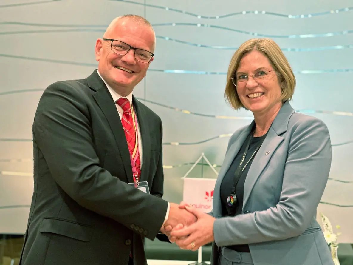Frank Tollefsen, konsernsjef i COSL Drilling Europe, og Mette H. Ottøy, anskaffelsesdirektør i Equinor.
(Foto: Kjetil Eide / Equinor)