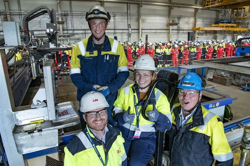 Byggestart for Yggdrasil og Valhall PWP-Fenris: Aker BPs prosjektleder for Hugin A, Håkon Skofteland, og prosjektdirektør for Valhall PWP-Fenris, Rannveig Storebø, fikk æren av å trykke på startknappen, under trygg instruksjon fra lærlingene Denise Åkerøy og Tor Litlabø.