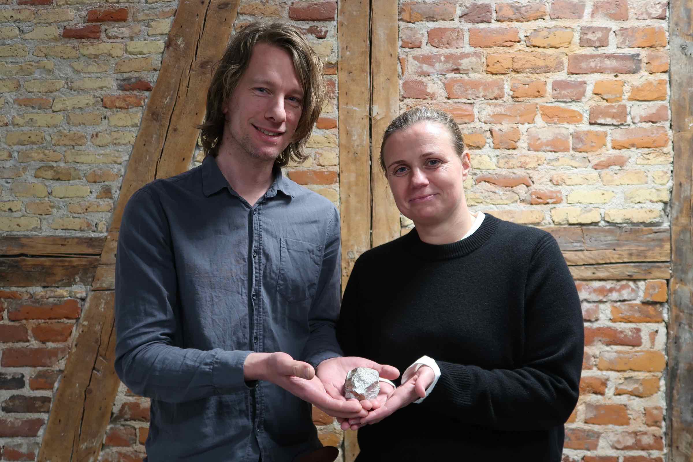 Overgang til alternative materialer, som mangan (holdes på bildet), kan bidra til grønnere batterier, sier teamleder Martin Sveinssønn Melvær i Bellona og bærekraftsdirektør Stina Torjesen i Morrow Batteries.