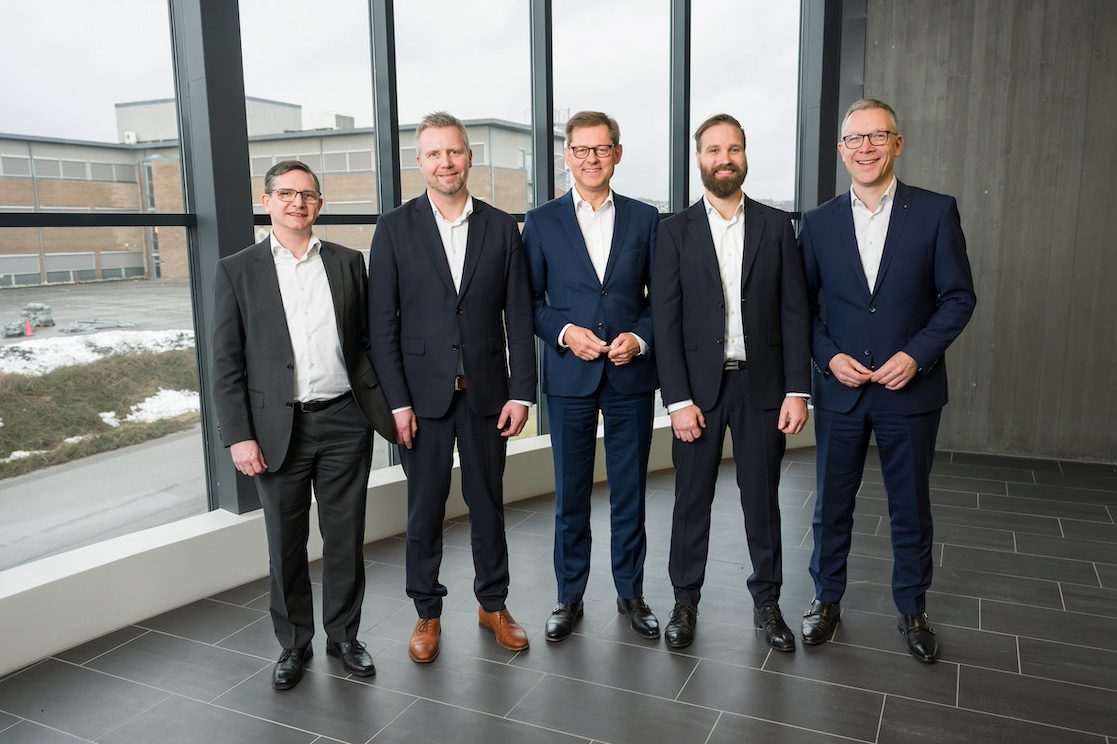 Origo Solutions i forbindelse med salg av Origo Solution til nye eiere på Origo sine lokaler på Andøya. 
Kjell Inge Søreide, Dr. Michael Löbig (CFO HIMA Group), Bjørn-Tore Lenes (CEO Origo Solutions), Steffen Philipp (Shareholder HIMA Group), Glenn Nystøl (CFO, Origo Solutions), Jörg de la Motte (CEO HIMA Group)
Foto: Kjell Inge Søreide / Origo Solutions