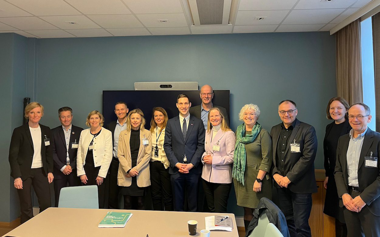 Den nye styringsgruppen i Prosess21 på møte i Nærings- og fiskeridepartementet fredag 23. februar. Klima- og miljøminister Andreas B. Eriksen og statssekretær Anne Marit Bjørnflaten var tilstede. Foto: NFD