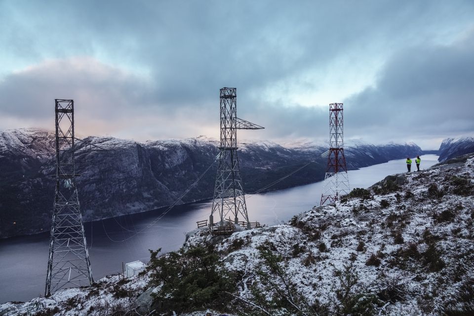 Rambøll blir strategisk bærekraftsrådgiver for Statnett. Bildet er fra bygging av nytt fjordspenn over Lysefjorden i Rogaland. Prosjekt Lyse-Fagrafjell. Foto: Sverre Hjørnevik