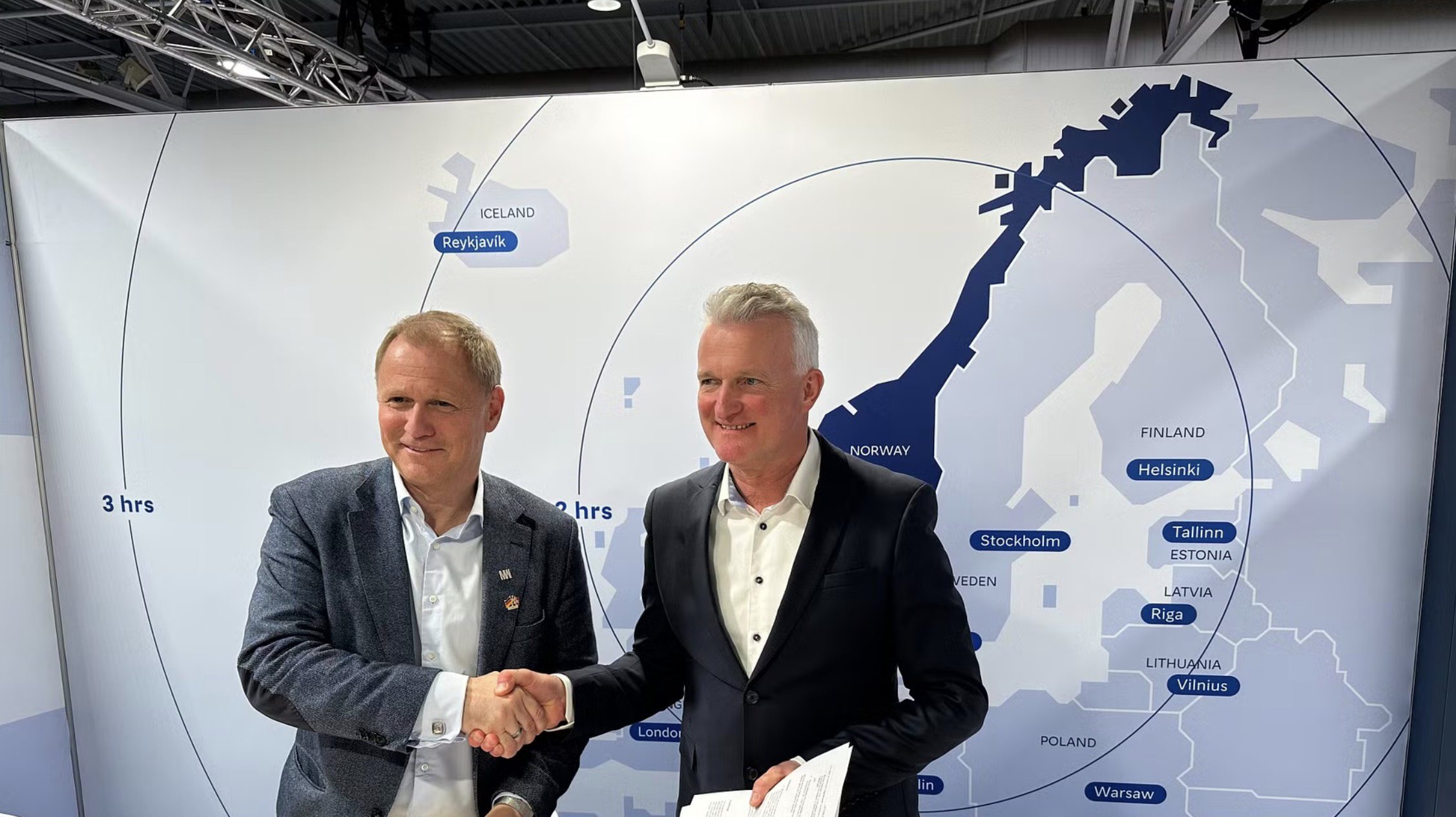 Morrow-CEO Lars Christian Bacher og Nordic Batteries-CEO Jarle Gjøsæther på Hannover-messen.
Foto: Morrow Batteries