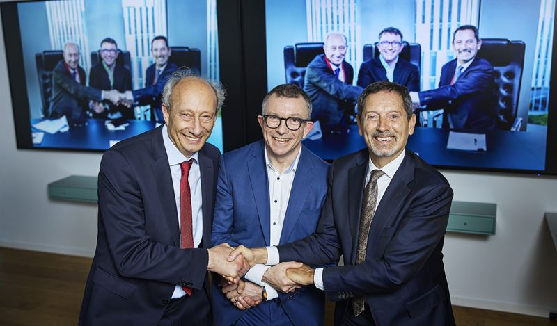 Hånd i hånd i fem nye år. Fra venstre Sami Haidar (administrerende direktør, StimWell Services), Karl Johnny Hersvik (administrerende direktør, Aker BP) og Olivier Le Peuch (administrerende direktør, SLB). Bildet i bakgrunnen ble tatt ved alliansesigneringen i 2019.