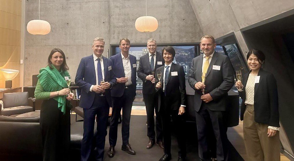 FEIRER: Representanter fra Pandion og INPEX Idemitsu Norge markerer fullføringen av handelen. Fra venstre: Oksana Hillervik (VP, HSE & Operation, Pandion Energy), Helge L. Nordtorp (Dep CEO & VP Business Development, Pandion Energy), Jan Chr. Ellefsen (CEO, Pandion Energy), Preben Grevstad (Senior Advisor, INPEX Idemitsu Norge), Koji Ochiai (Managing Director, INPEX Idemitsu Norge), Torgeir Vinje (Advisor Exploration, Development & Growth/Acting BD Manager, INPEX Idemitsu Norge) and Fumiko Ueda (Corporate Planning Advisor, INPEX Idemitsu Norge). 
Foto: IIN