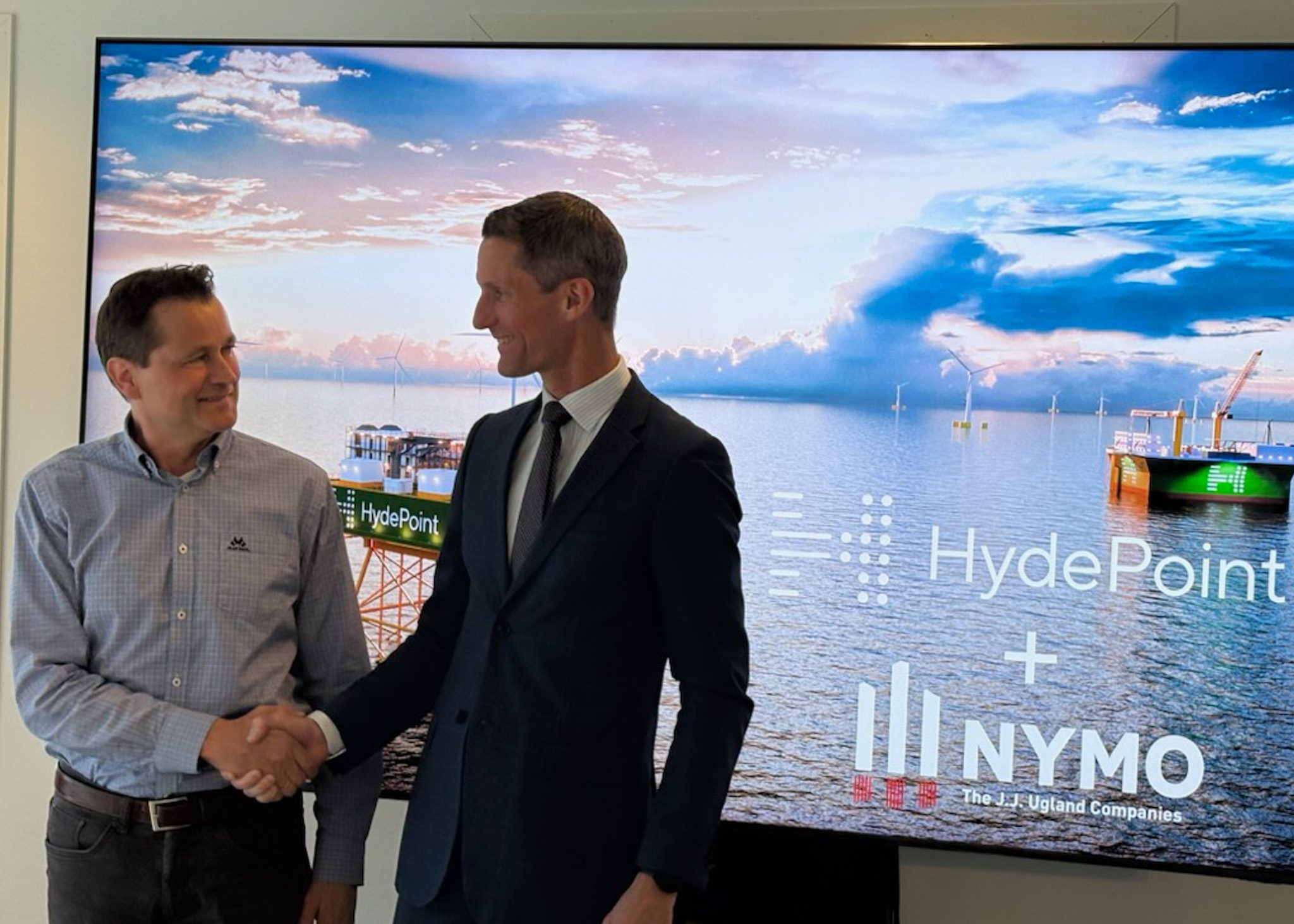 Kontraktsinngåelse mellom Jan-Børre Sannæs, administrerende direktør i Nymo, og Martin Kjäll-Ohlsson,
styreleder i HydePoint. Foto: HydePoint