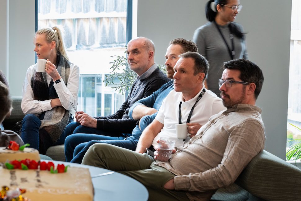 Sammen markerte OKEA og Head Energy Solve forlengelsen av rammeavtalen under en samling på Head Energys kontor i Bergen.
Foto: Head Energy